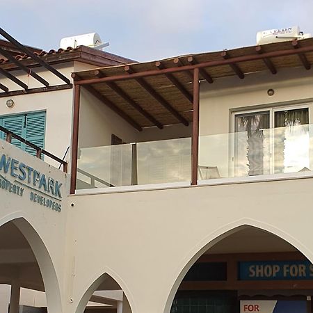 Poseidon'S Limnaria Apartment Пафос Номер фото